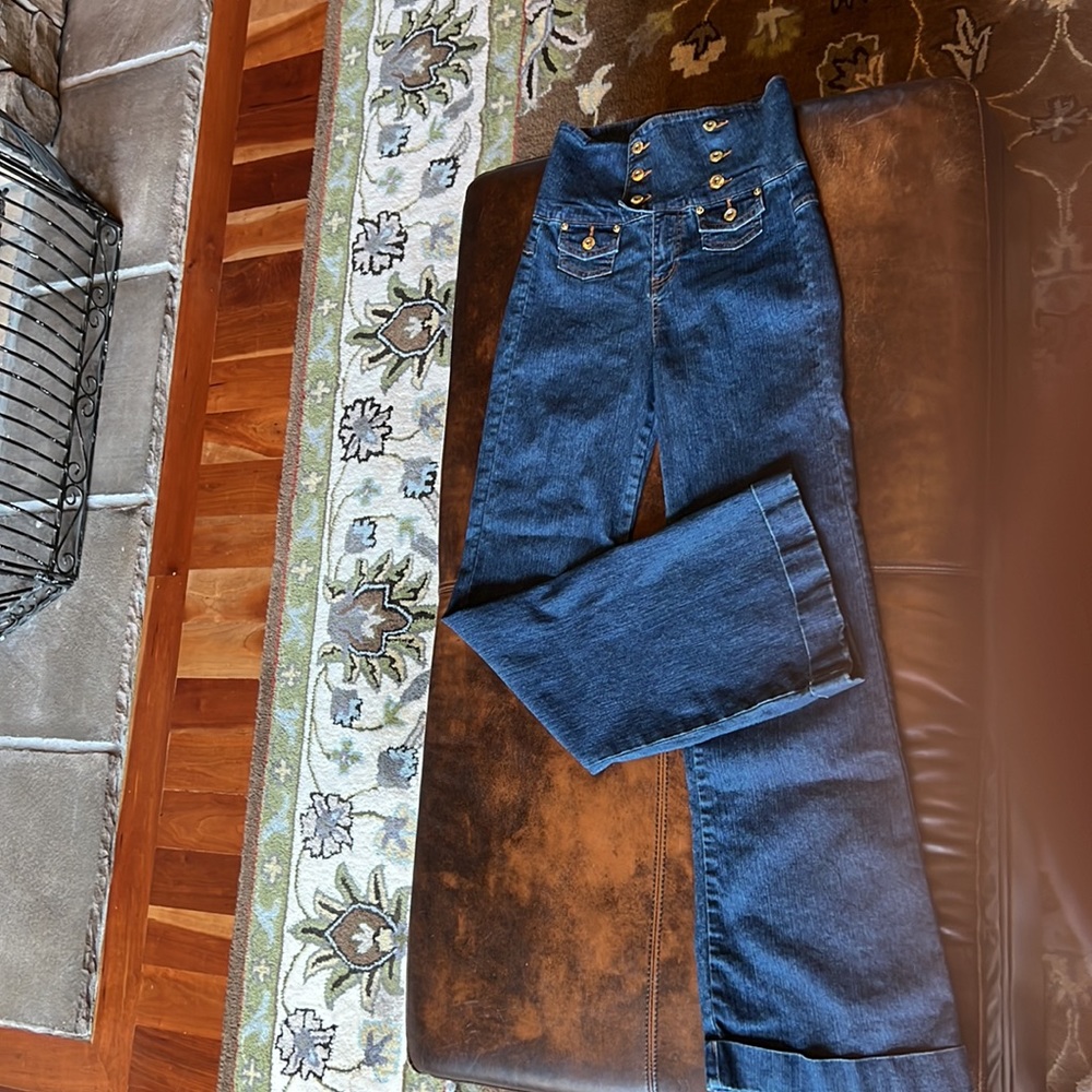 Cute Younique super high waisted jeans with buttons! Wide leg. Enjoy your day!🌺